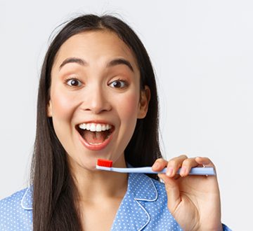 5 Unusual Ways to Clean Your Teeth
